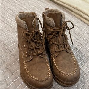 Brown Lace-Up Women’s Boots with Knit Collar